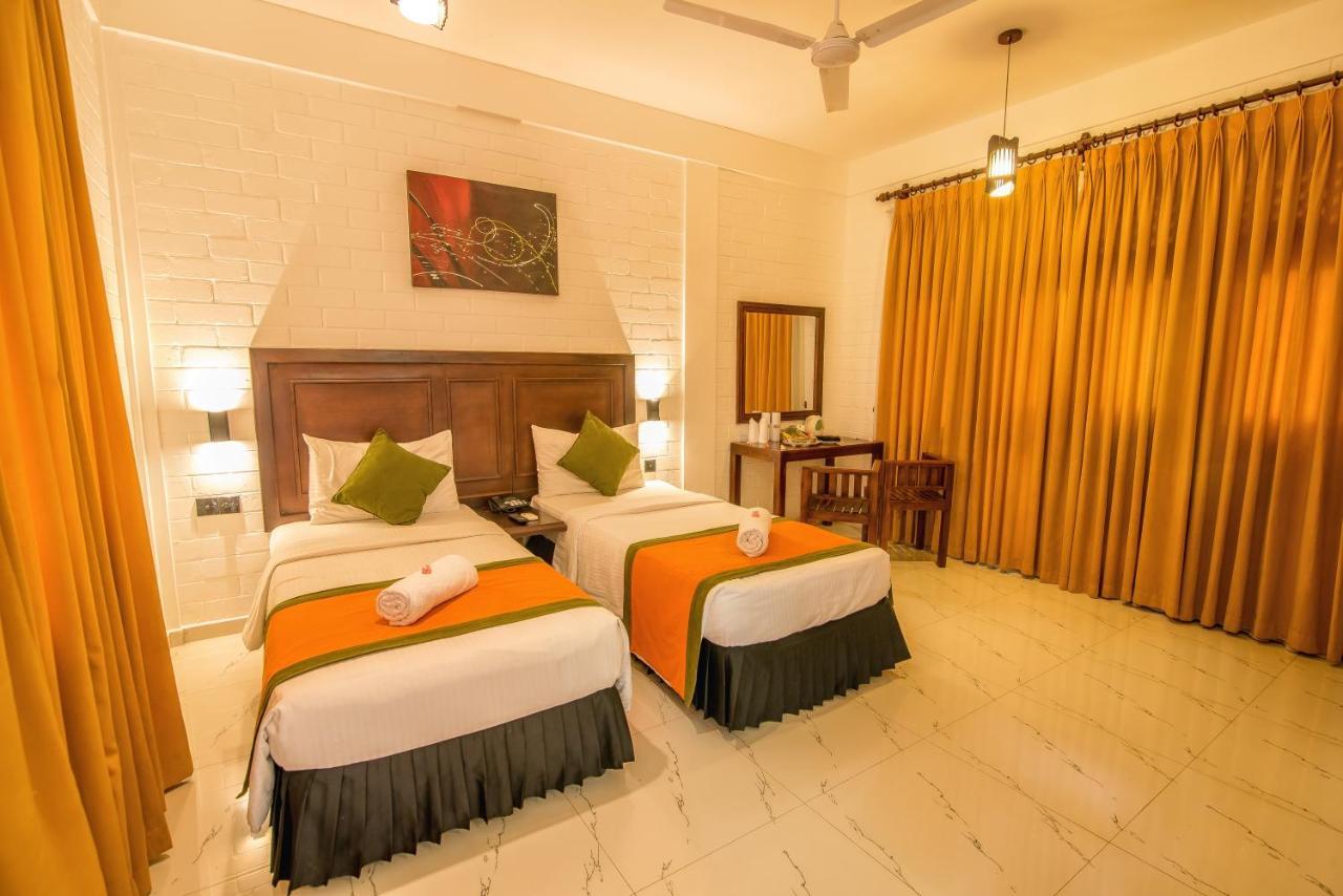 Mahanuge Hotel Полонарува Екстериор снимка