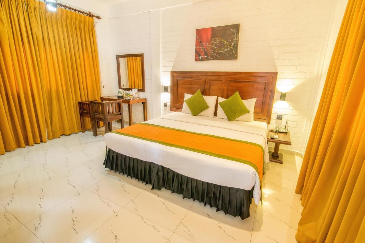 Mahanuge Hotel Полонарува Екстериор снимка
