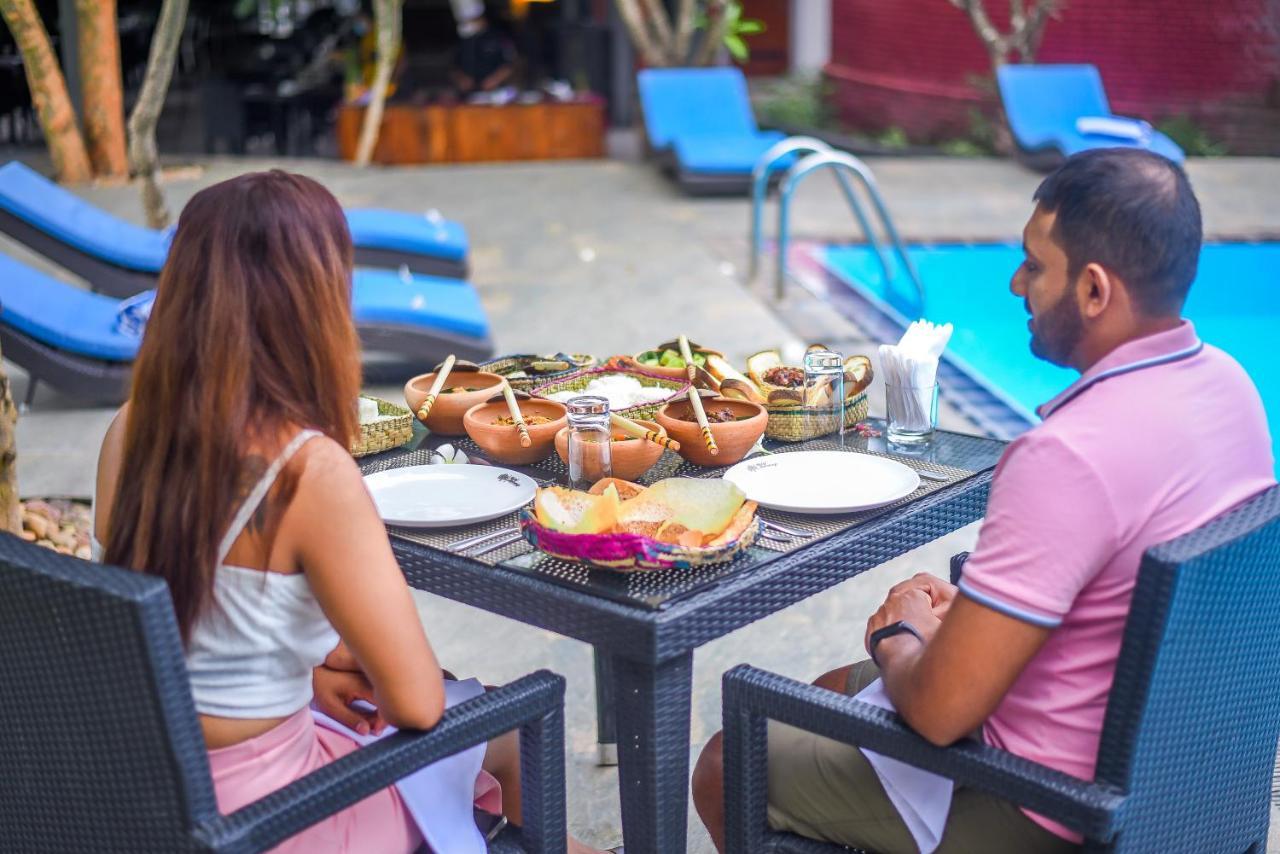 Mahanuge Hotel Полонарува Екстериор снимка